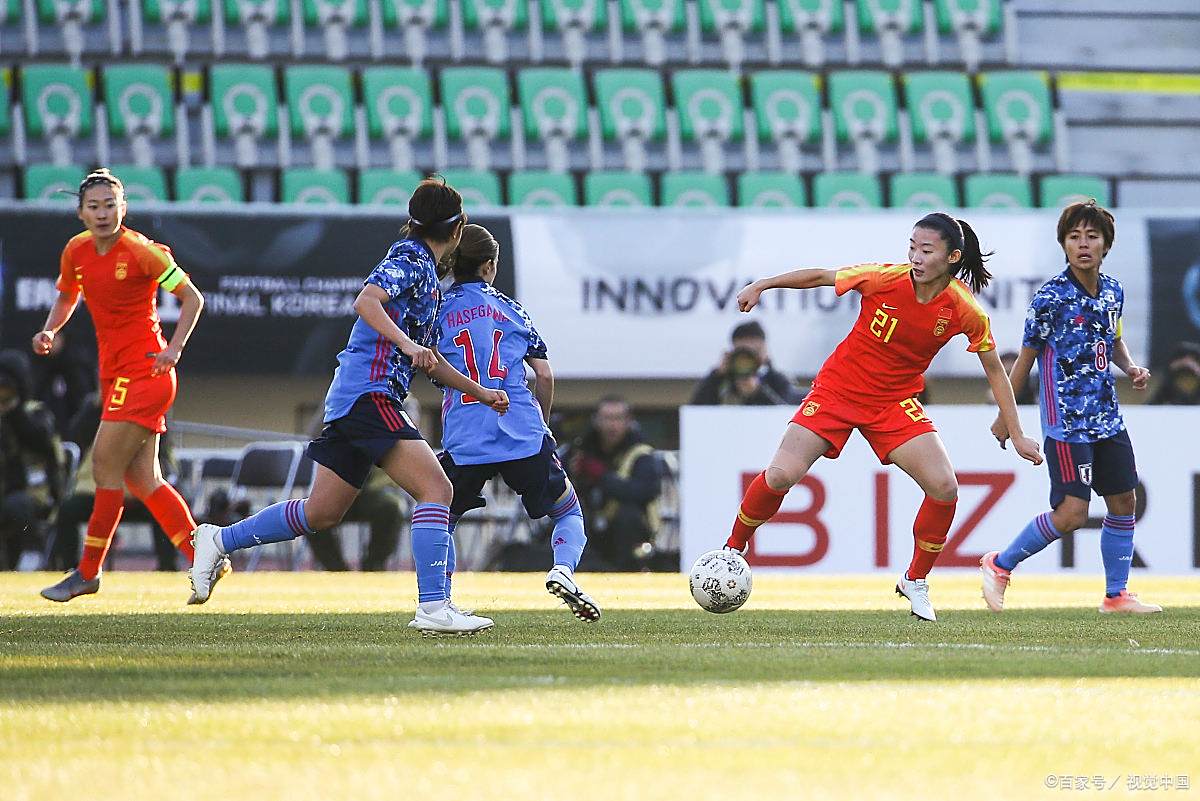 世界杯女足赛场上激烈对决,球员们全力以赴