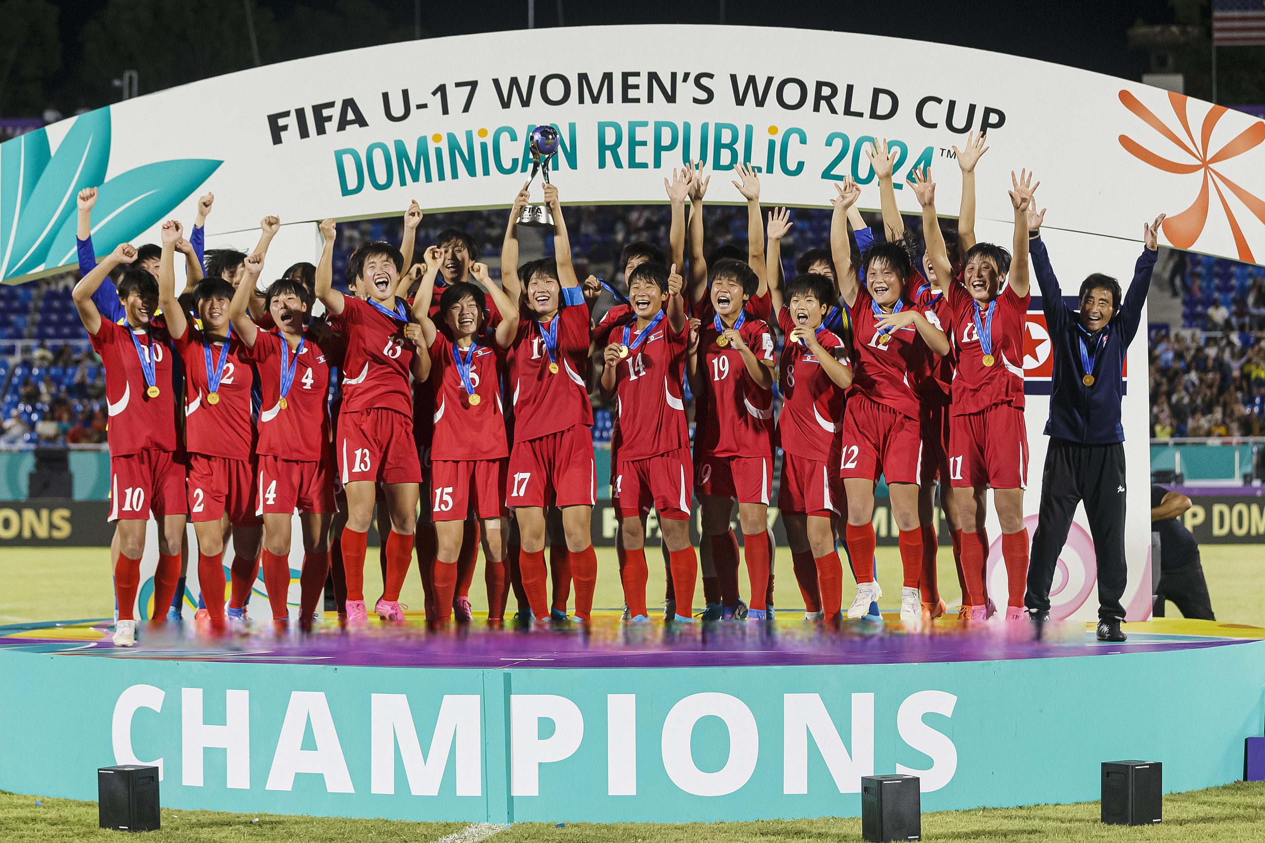 世界杯女足赛场上激烈对决,球员们全力以赴