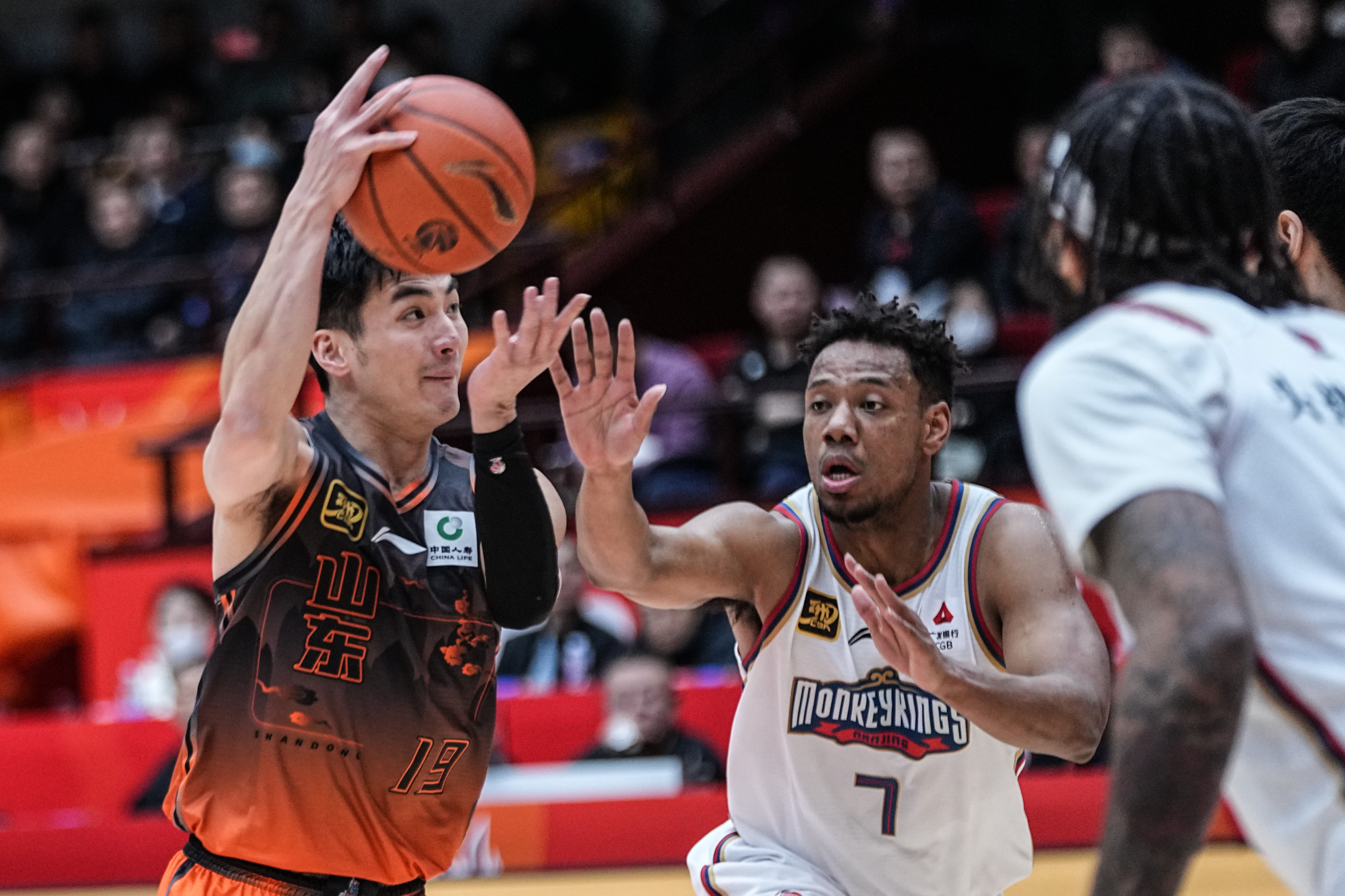 od体育娱乐-赛场上发生激烈对抗，球员斗志昂扬