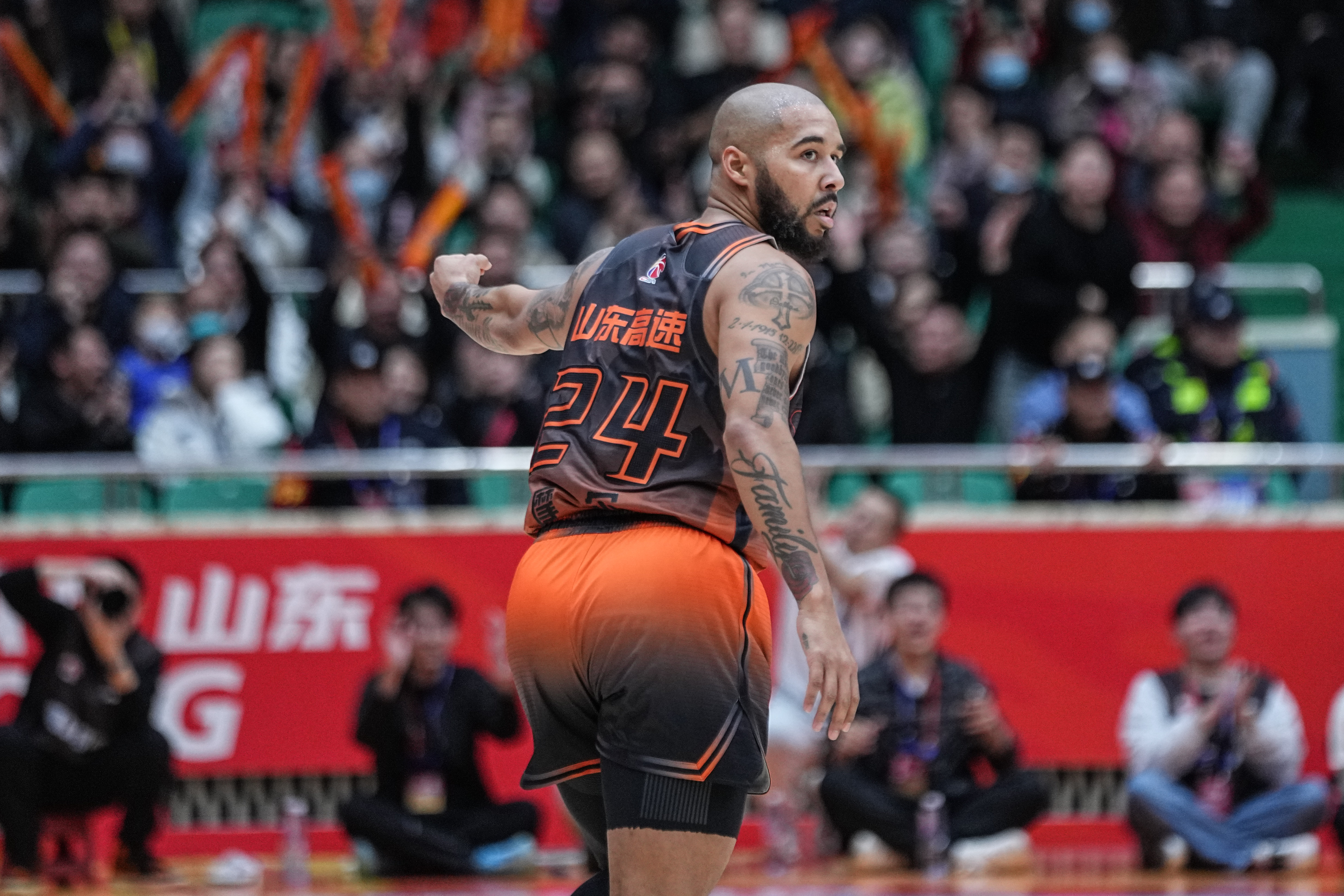 od体育娱乐-赛场上发生激烈对抗,球员斗志昂扬