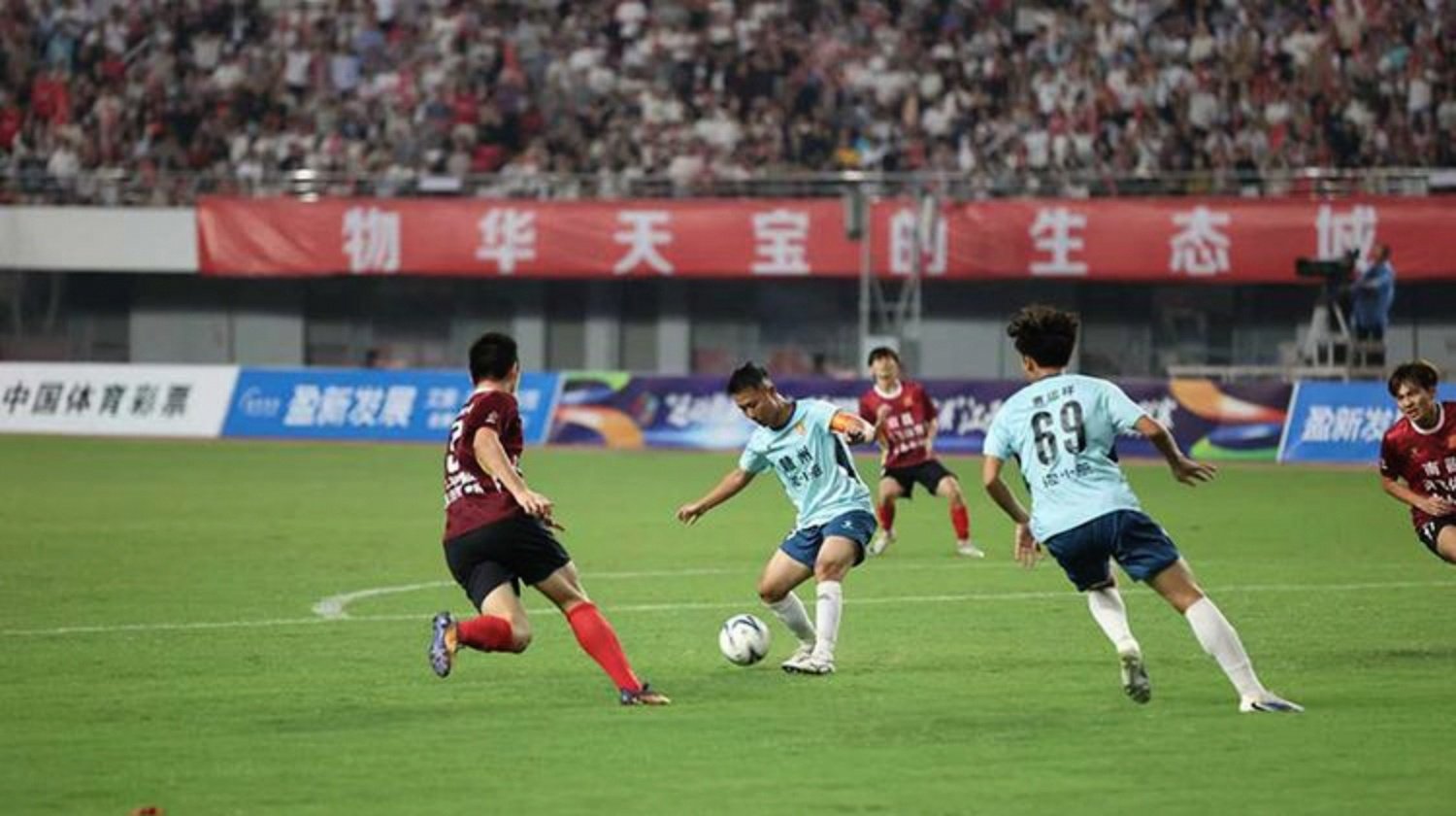 od体育娱乐-比赛现场精彩纷呈，引发球迷热烈讨论